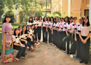 Cô giáo Đoàn Thị Hải Lý với học sinh lớp 12 Trường THPT Chuyên Trần Đại Nghĩa