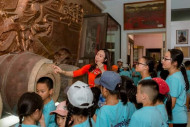 Các trường học ở TP Vinh, Nghệ An tổ chức giờ học ngoại khóa về lịch sử cho các em tại các bảo tàng trên địa bàn thành phố. Ảnh Kiều Nga