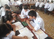 Học sinh lớp 12H- Trường THPT Nguyễn Du (Nam Trực, Nam Định) - trong giờ dạy hoạt động thực hành chuyên đề “Mạch nguồn một chiều”.