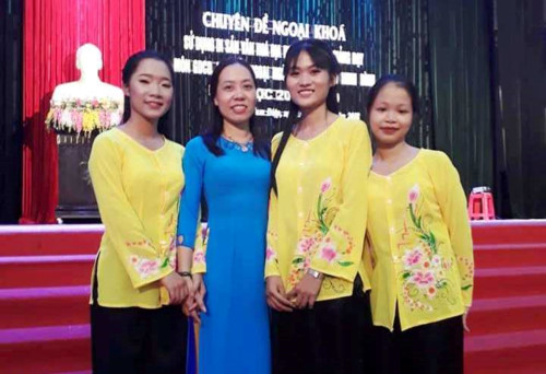 Cô giáo Nguyễn Thị Minh Phượng bên các "diễn viên" tham gia Chuyên đề ngoại khóa