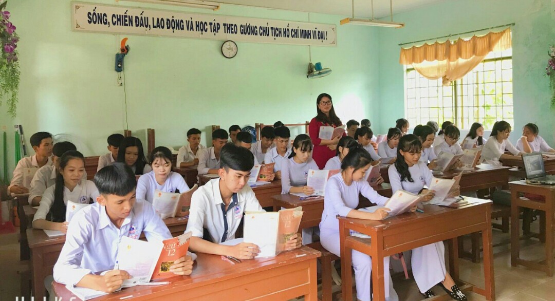 Tiết ôn tập môn Ngữ văn tại Trường THPT Phú Điền.