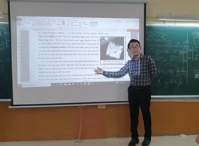 Thầy giáo Phạm Lê Thanh trong một tiết dạy Hóa